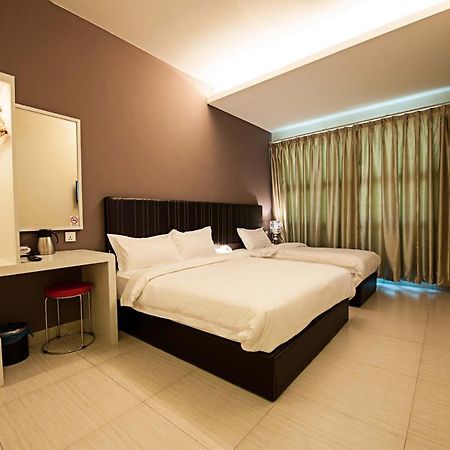 Seven Hotel Putatan Экстерьер фото