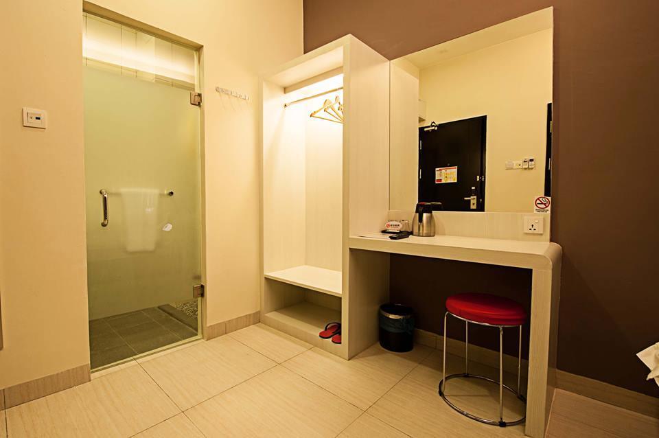 Seven Hotel Putatan Экстерьер фото